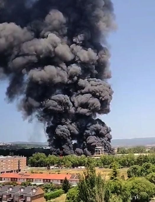 El gran incendio de LEA se ve desde todo Vitoria
