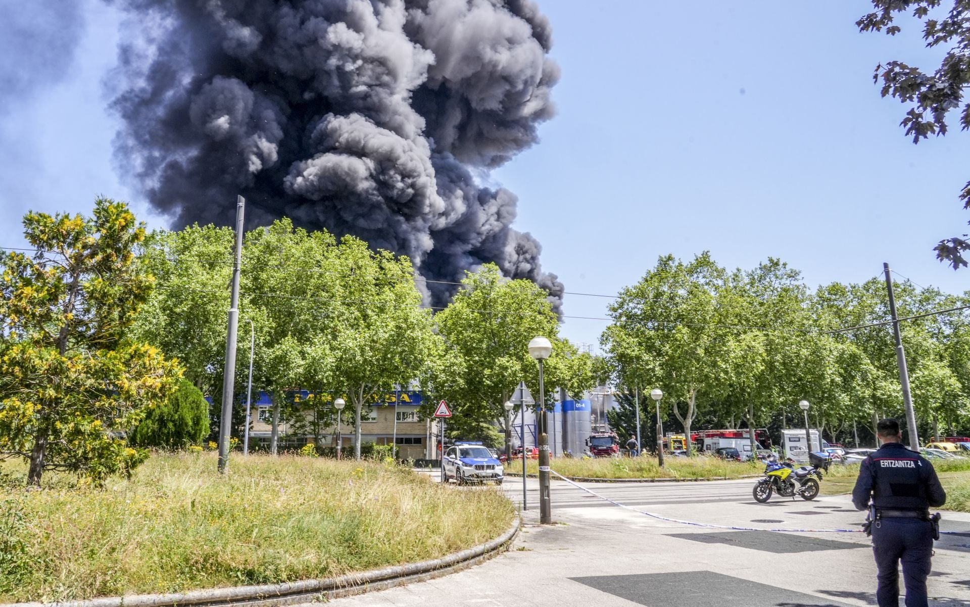 El gran incendio de LEA se ve desde todo Vitoria