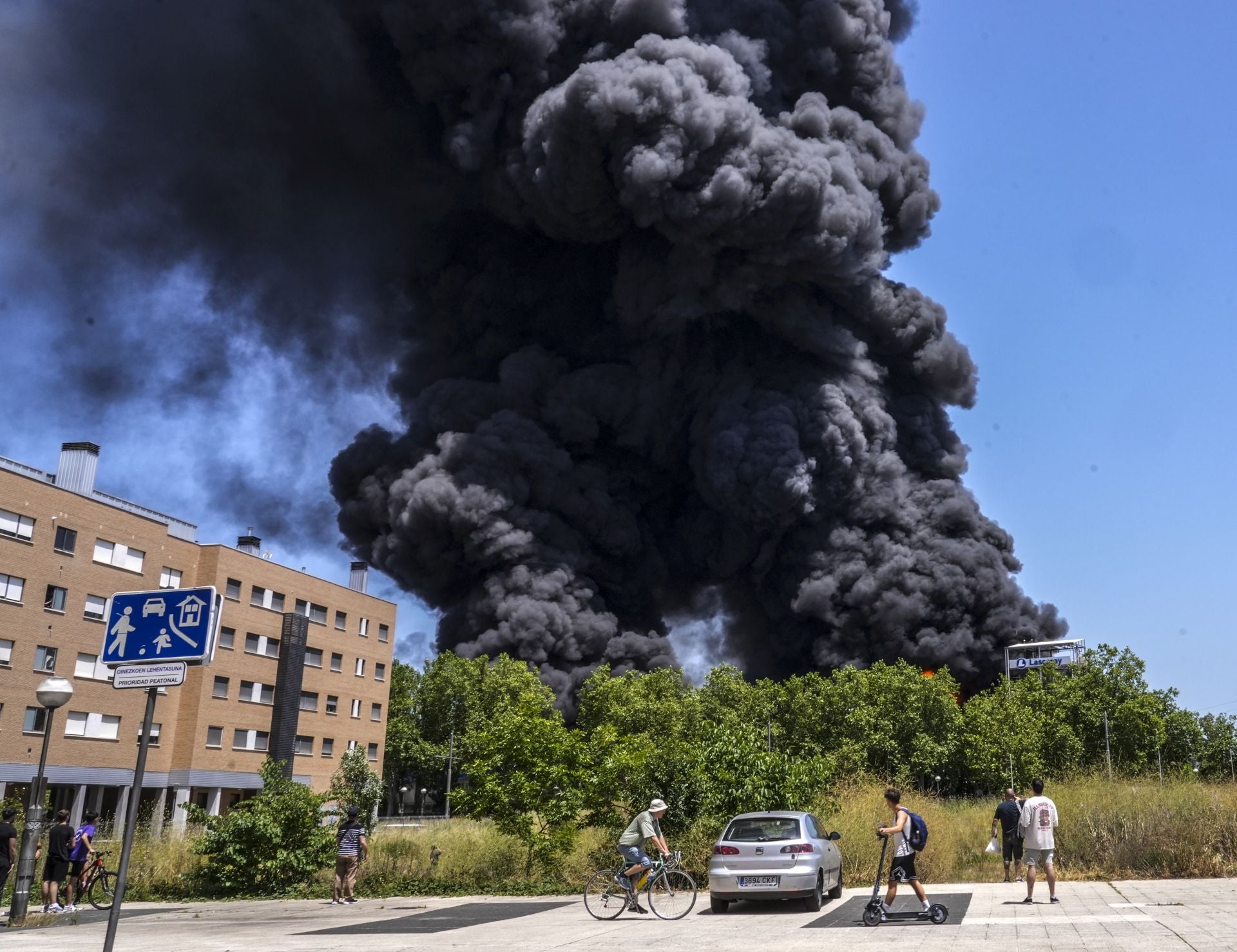 El gran incendio de LEA se ve desde todo Vitoria