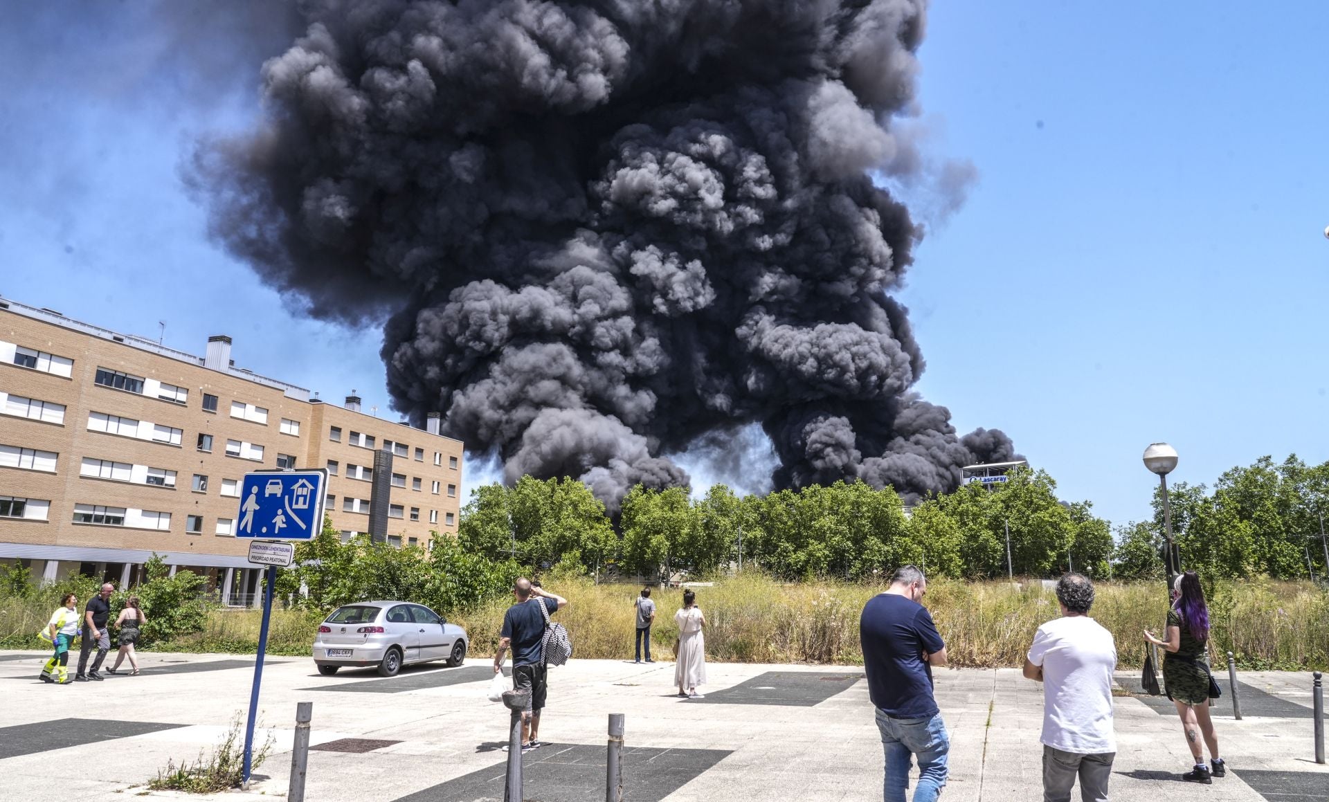 El gran incendio de LEA se ve desde todo Vitoria