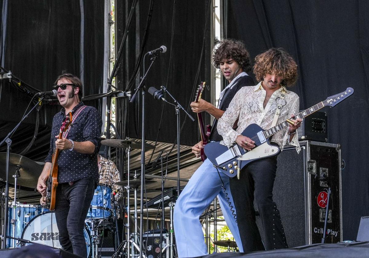 Sarria, en el centro, con el bajista y guitarrista que le acompañan, Alfon López y Alejandro Hidalgo.