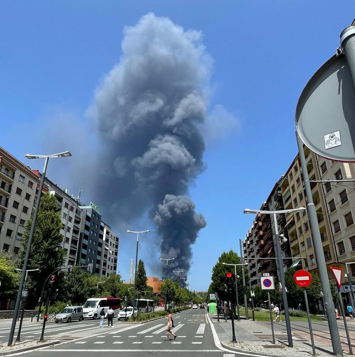 El gran incendio de LEA se ve desde todo Vitoria