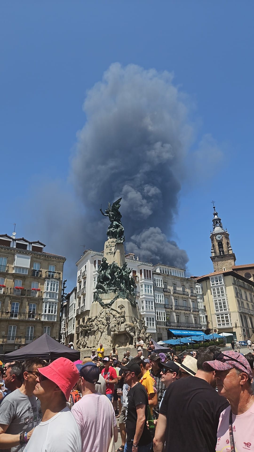 El gran incendio de LEA se ve desde todo Vitoria