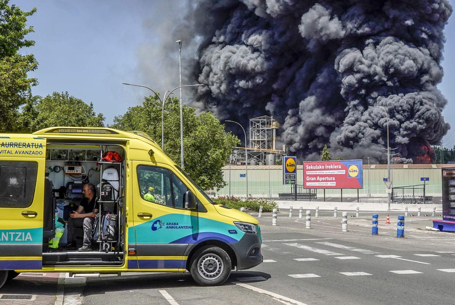El gran incendio de LEA se ve desde todo Vitoria