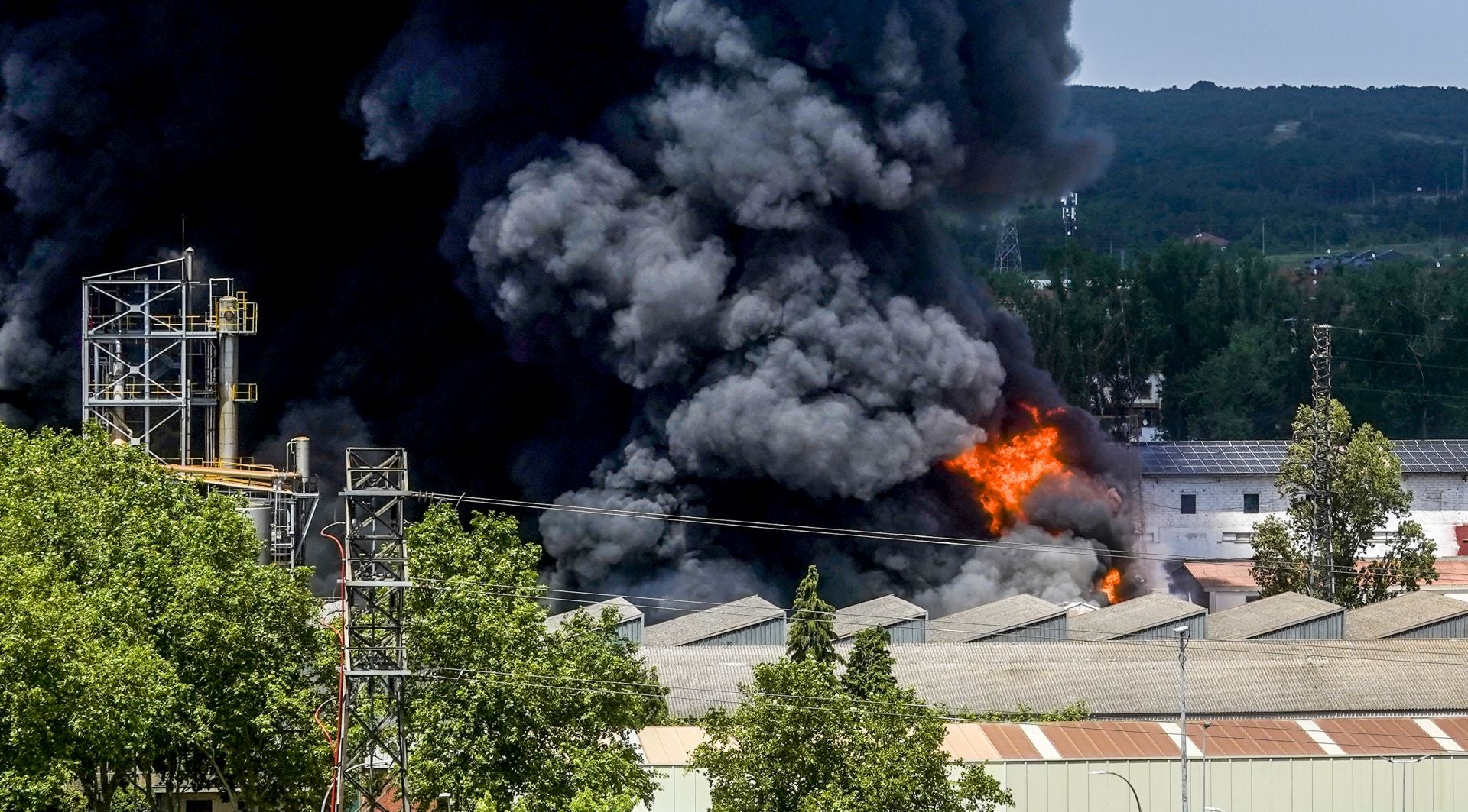 El gran incendio de LEA se ve desde todo Vitoria