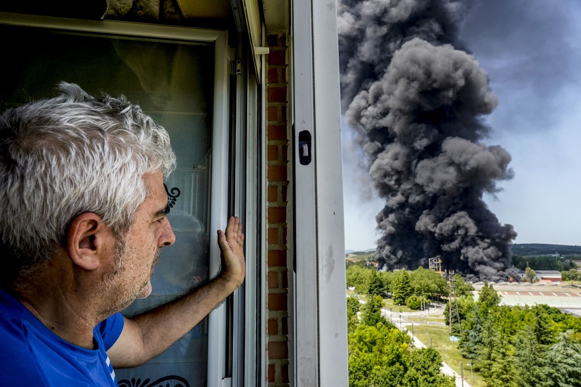 El gran incendio de LEA se ve desde todo Vitoria