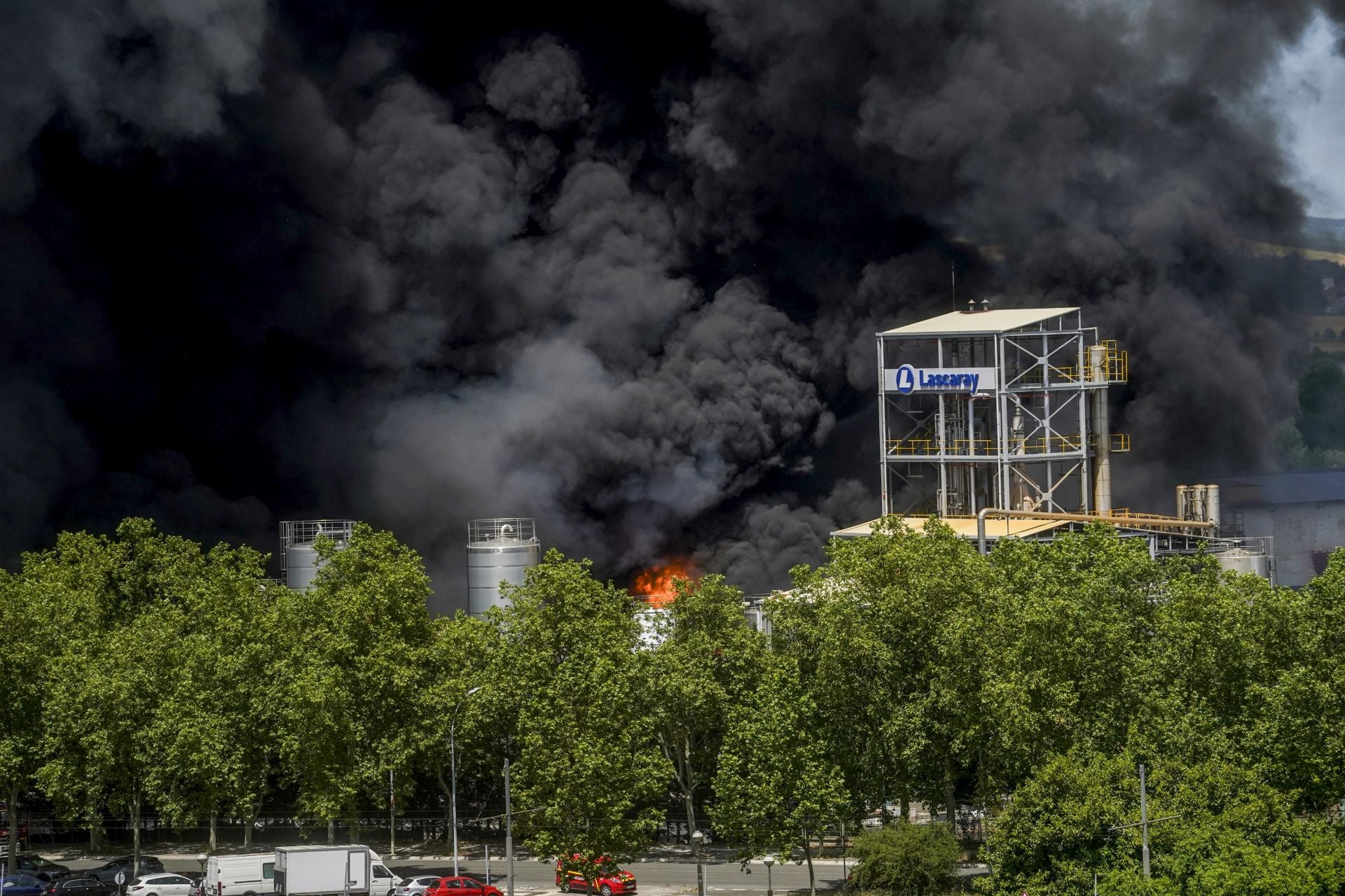 El gran incendio de LEA se ve desde todo Vitoria