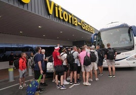 Viajeros ingleses en el aeropuerto de Foronda.