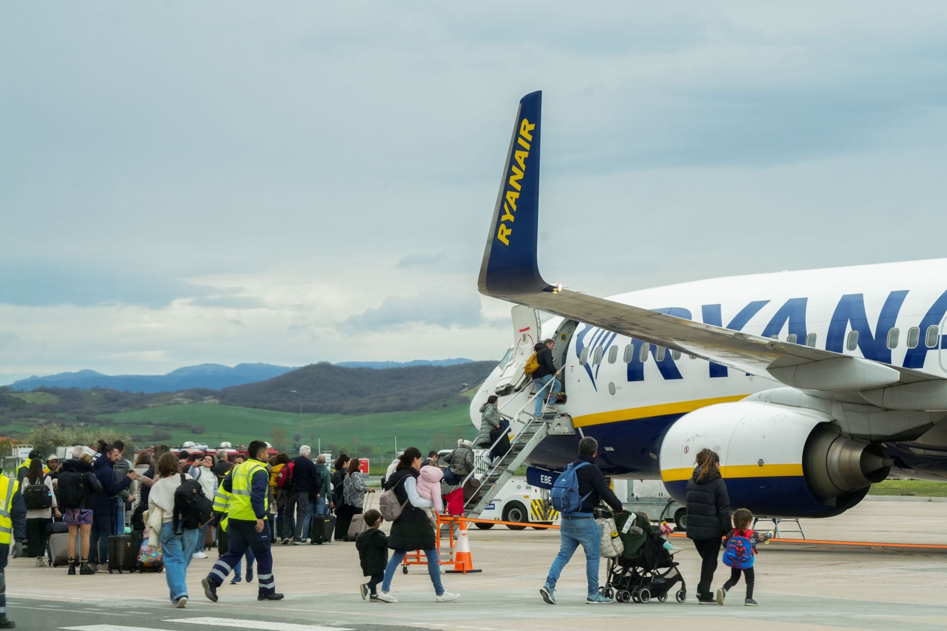 Pasajeros de un vuelo de Ryanair, durante el proceso de embarque en Foronda