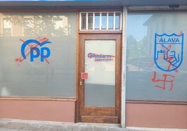 Así ha amanecido la sede del PP en Amurrio.