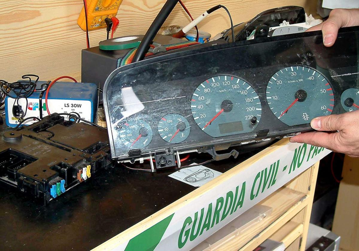 Un cuentakilómetros, intervenido por la Guardia Civil en una operación contra una banda que trucaba los medidores.