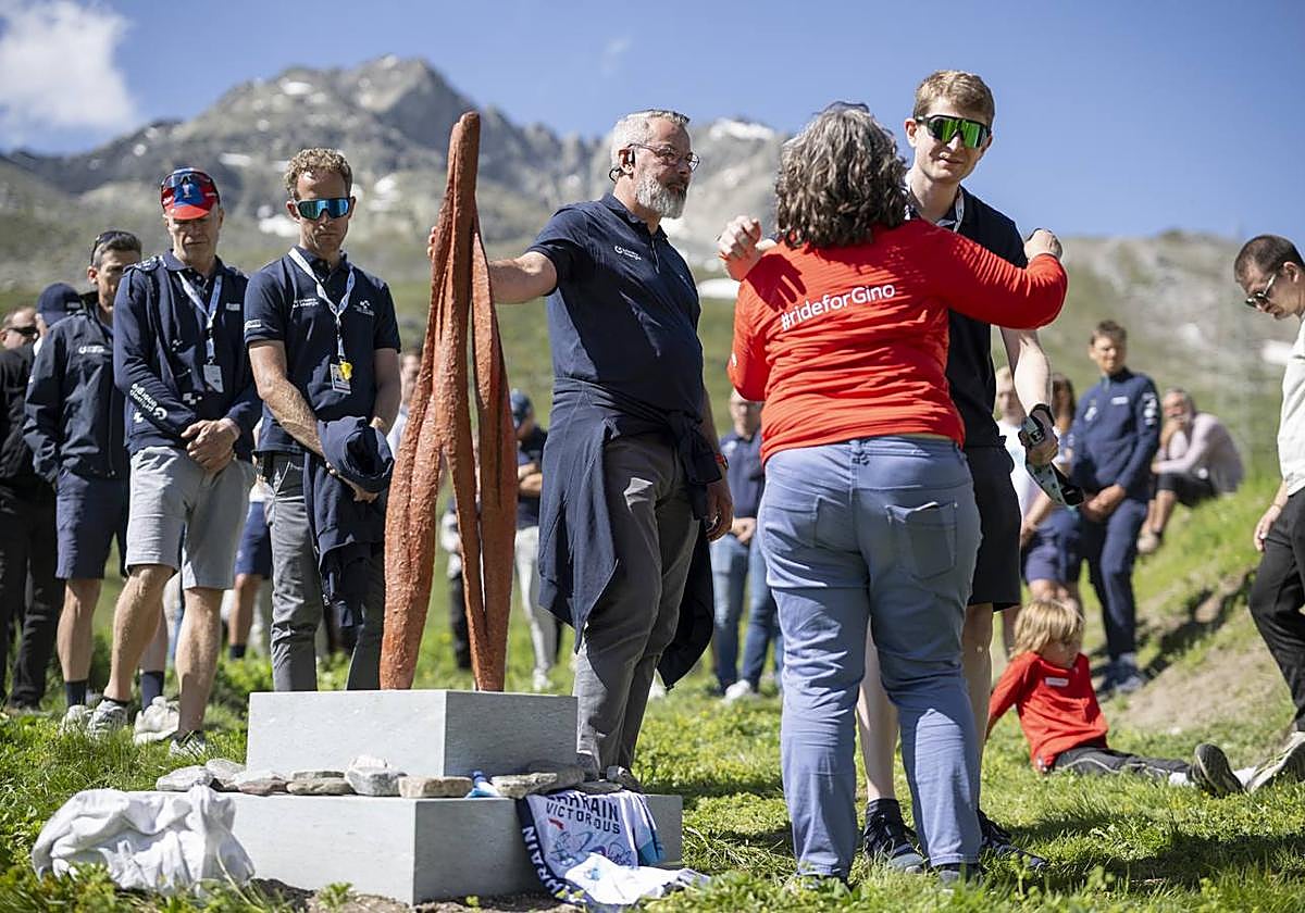 La madre de Gino Mäder, Sandra, junto a la escultura inaugurada ayer en la Vuelta a Suiza.