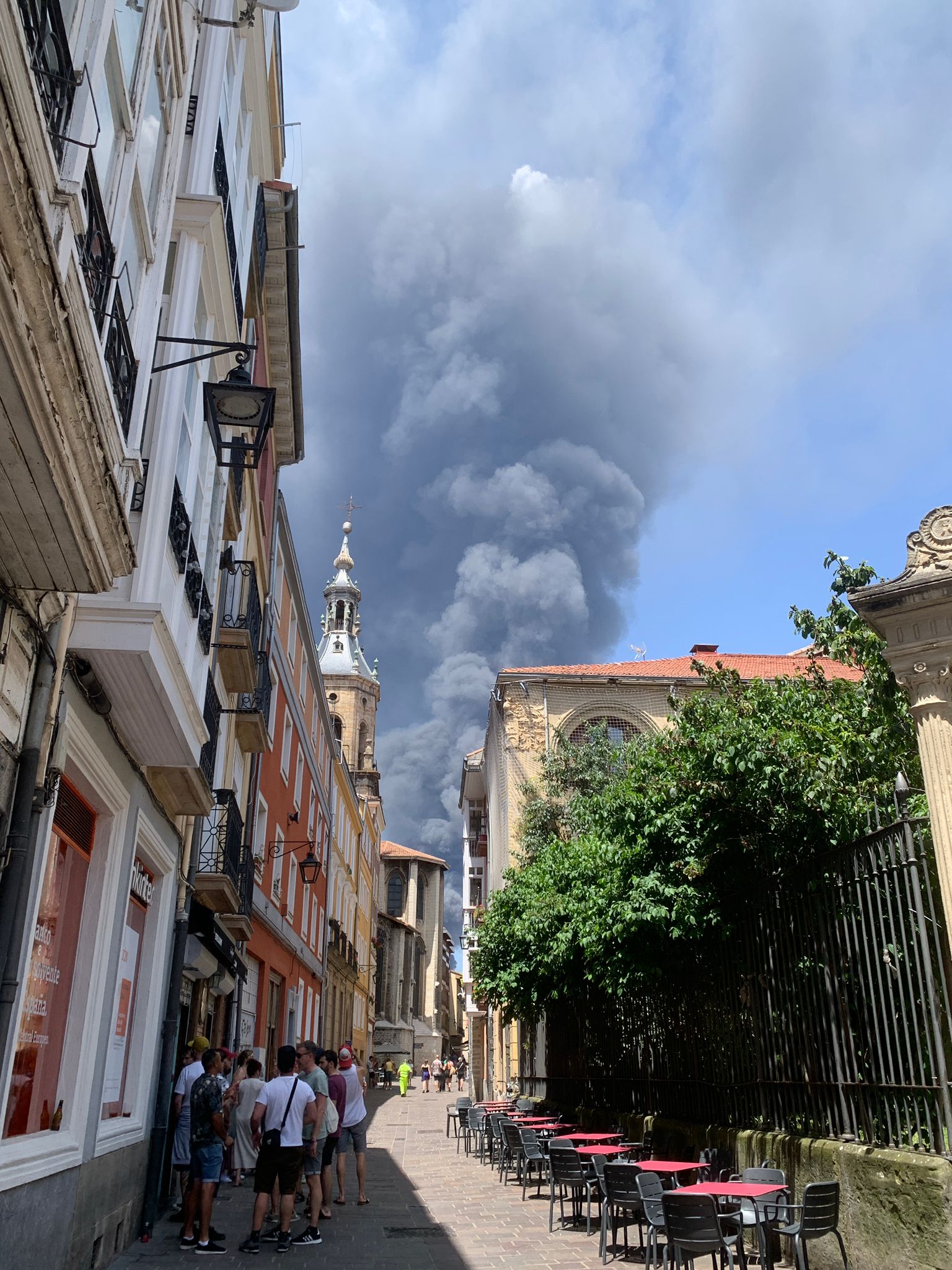El gran incendio de LEA se ve desde todo Vitoria