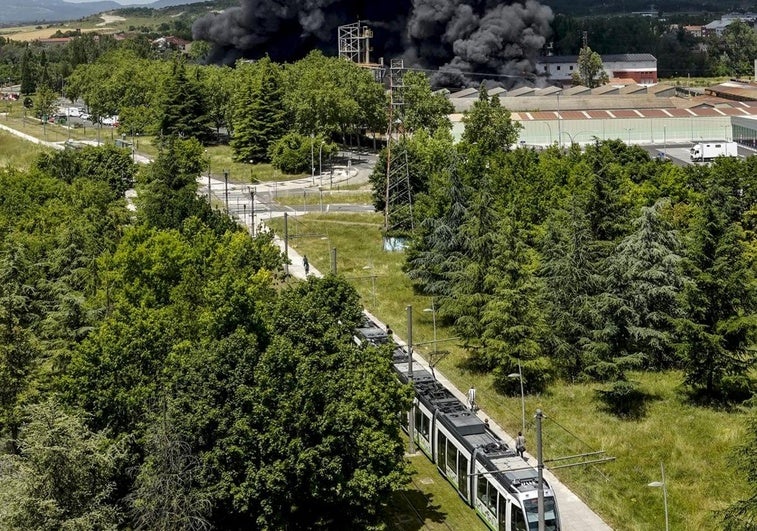 El tranvía de Vitoria circula en las inmediaciones del lugar del incendio.