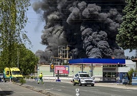 La gasolinera está a apenas cincuenta metros de la fábrica LEA.