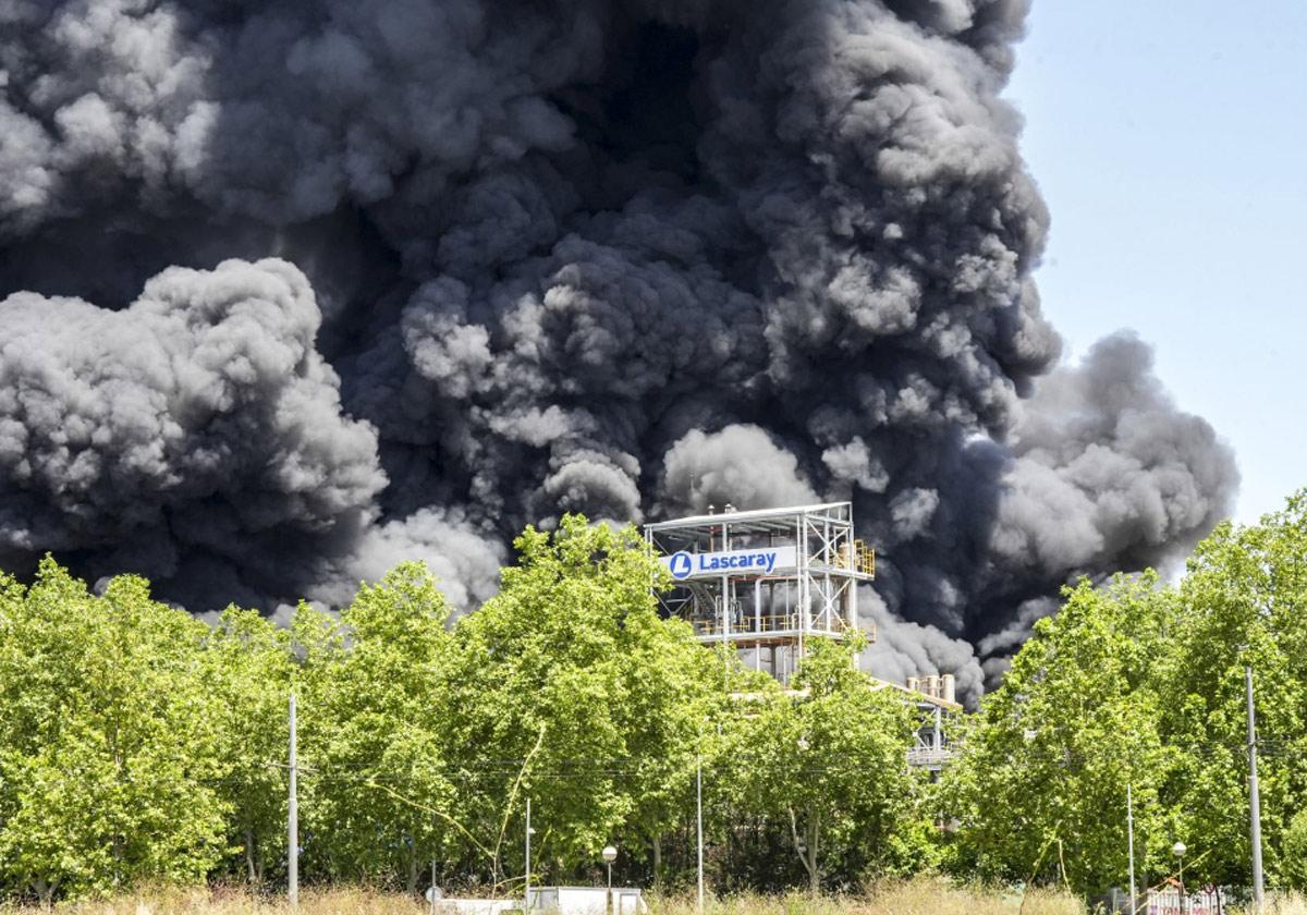 FOTOS | El espectacular incendio de LEA se ve desde todo Vitoria
