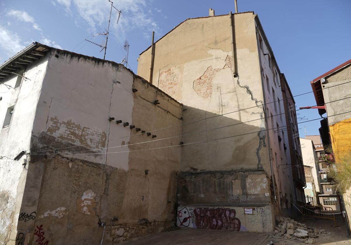 La esquina inferior del edificio, que recorre una gran grieta, colapsó el jueves.