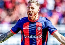 Iker Muniain celebra uno de sus cuatro goles con San Lorenzo.