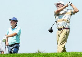 Txema Olazabal golpea la bola desde el tee en la primera ronda del IVBizkaia PGAe Open de golf.