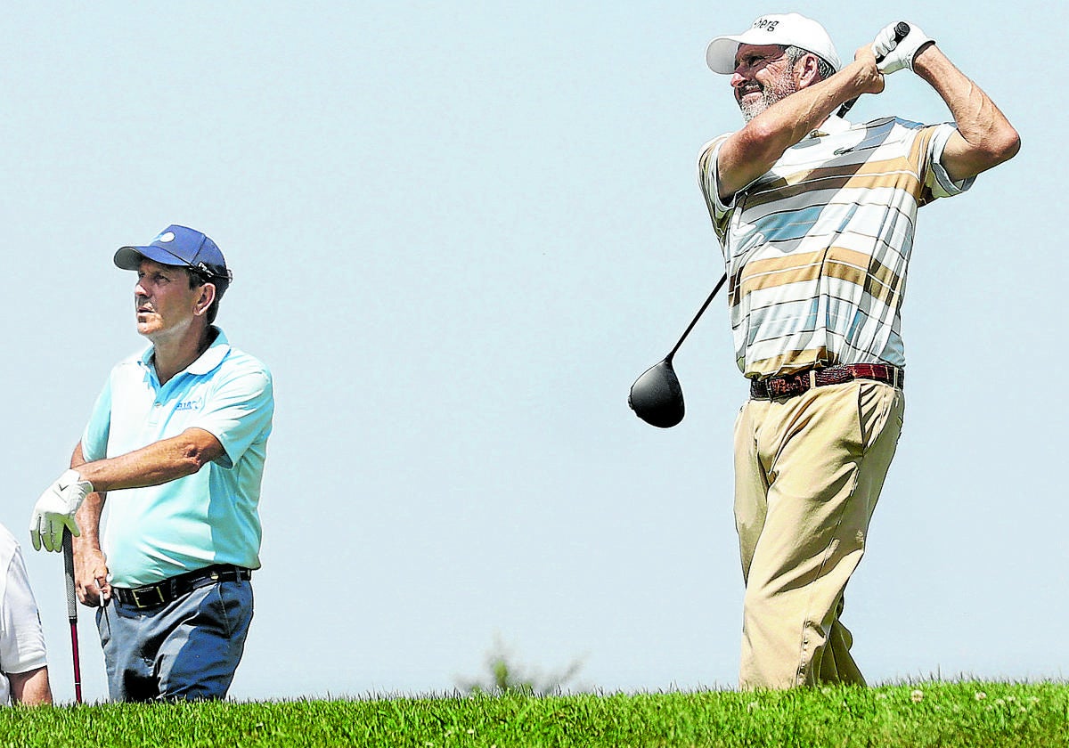 Txema Olazabal golpea la bola desde el tee en la primera ronda del IVBizkaia PGAe Open de golf.