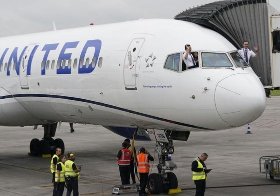 Los pilotos del vuelo inaugural Nueva York-Bilbao saludan por las ventanillas de la cabina, el pasado 1 de junio.