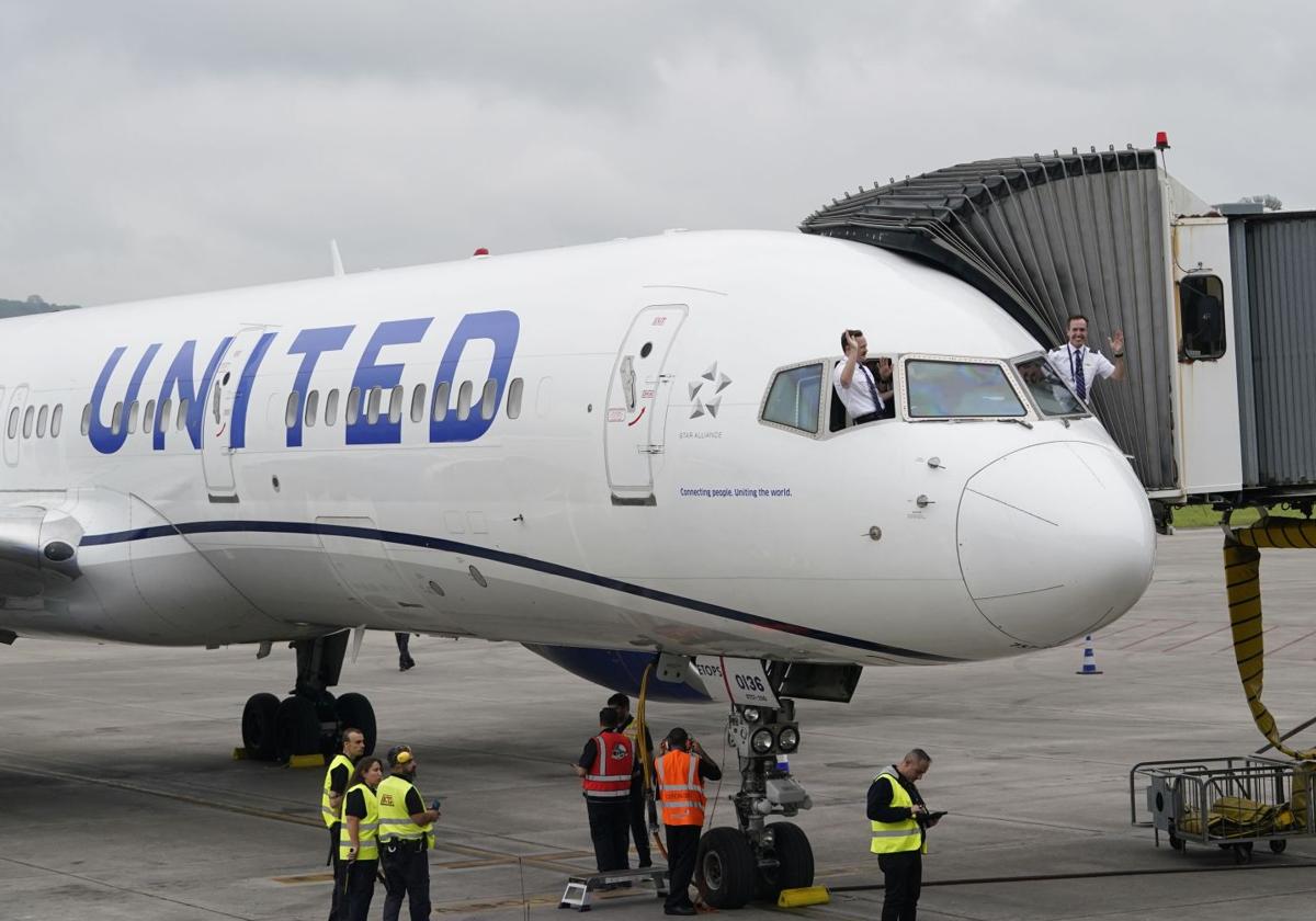Los pilotos del vuelo inaugural Nueva York-Bilbao saludan por las ventanillas de la cabina, el pasado 1 de junio.