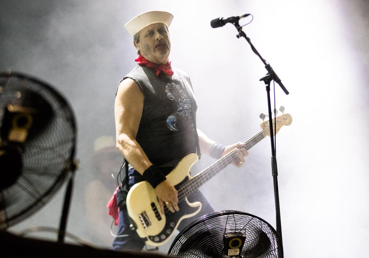 Turbonegro actuó durante 67 minutos ante un público muy implicado.