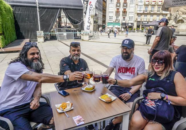 Fernando, Óscar, Ricardo y Ana disfrutando de potes y pintxos antes del concierto.