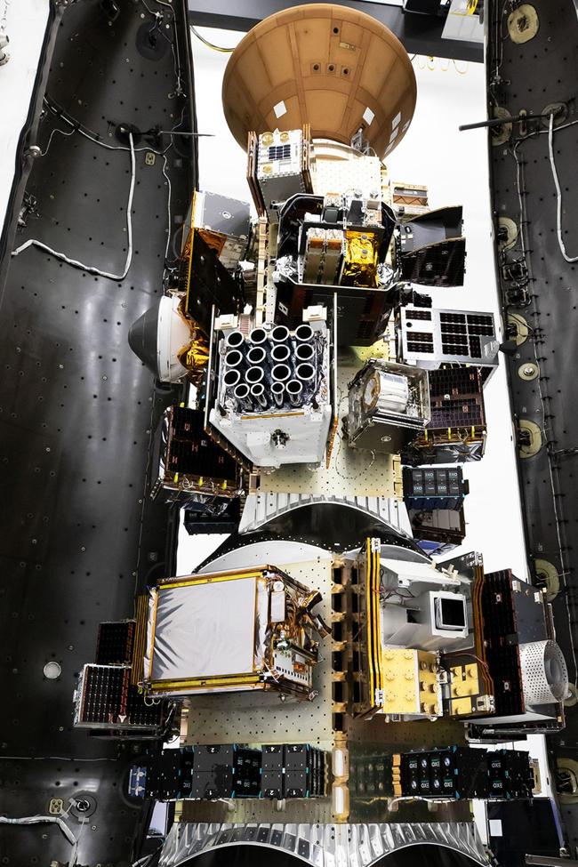 Vista del cargamento de satélites del cohete Falcon 9, en el que figuran los dos de AVS.