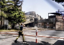 Un bombero trabaja en la empresa, donde algunas estructuras han colapsado.