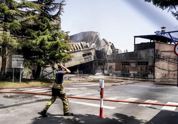 Un bombero trabaja en la empresa, donde algunas estructuras han colapsado.