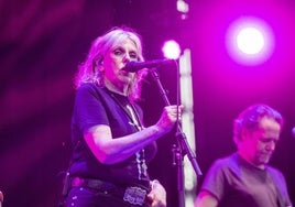 Lucinda Williams sonó potente a ratos y se mostró recuperada de achaques físicos.
