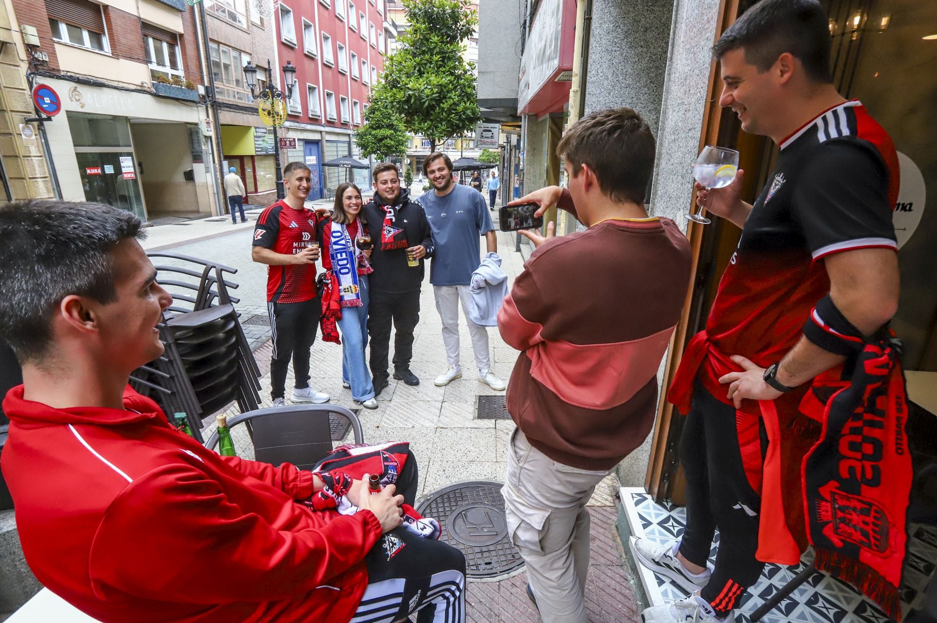 La marea rojilla desembarca en Oviedo