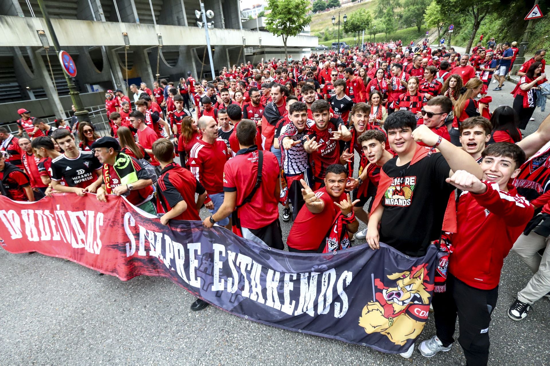 La marea rojilla desembarca en Oviedo