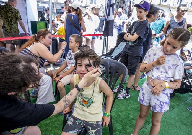 Las colas al mediodía de este viernes para maquillarse como una estrella del rock en el stand de EL CORREO.