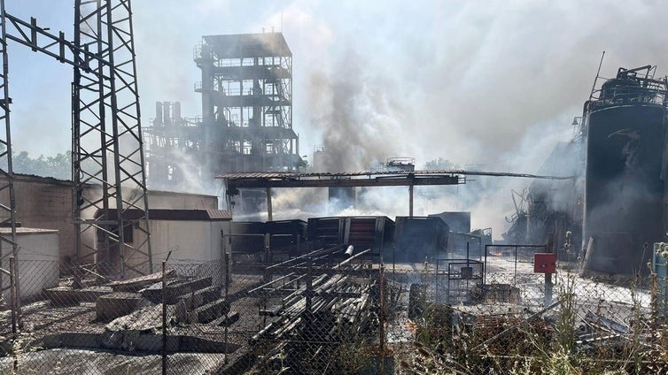 Los bomberos tuvieron que lidiar con gigantes columnas de humo en una planta que quedó arrasada.