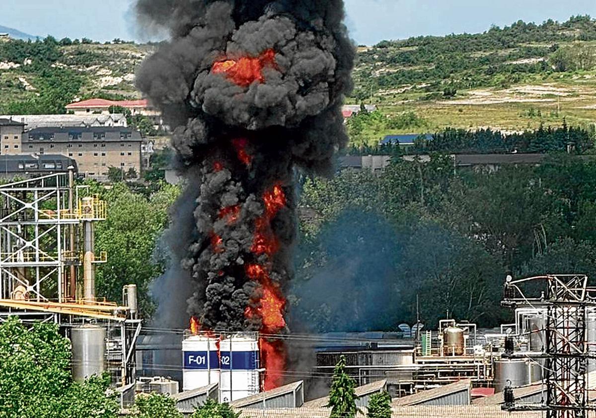 Imagen principal - El incendio se desató en el corazón de la factoría. Los ejecutivos de la histórica empresa estaban visiblemente afectados. La humareda fue visible desde toda la ciudad.