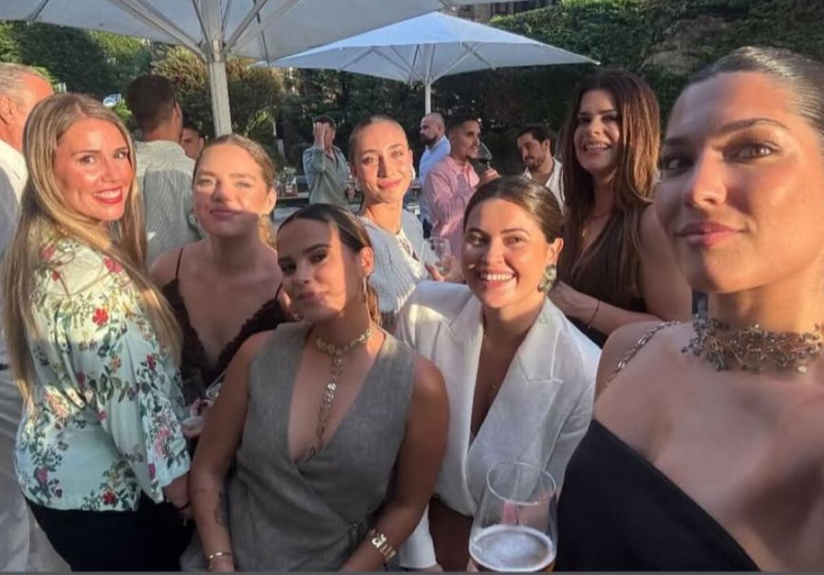 Gloria Camila y la novia, Lorena Elorriaga, rodeadas de amigas y familiares.
