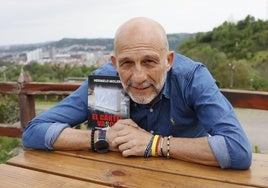 Hermelo Molero posa con el libro que acaba de publicar.