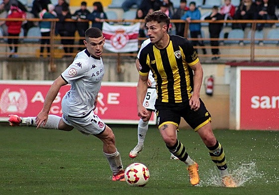 Huidobro sacando el balón en el último duelo disputado en el Reino de León.