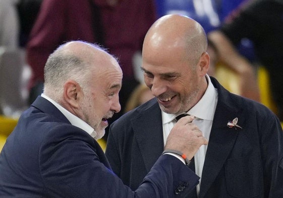 Laso y Peñarroya charlan de forma amistosa durante la previa de un partido en el Palau blaugrana.