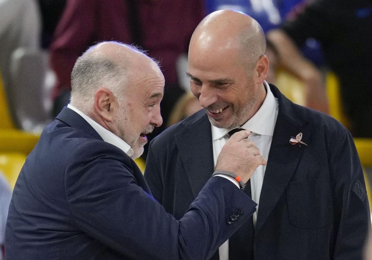 Laso y Peñarroya charlan de forma amistosa durante la previa de un partido en el Palau blaugrana.