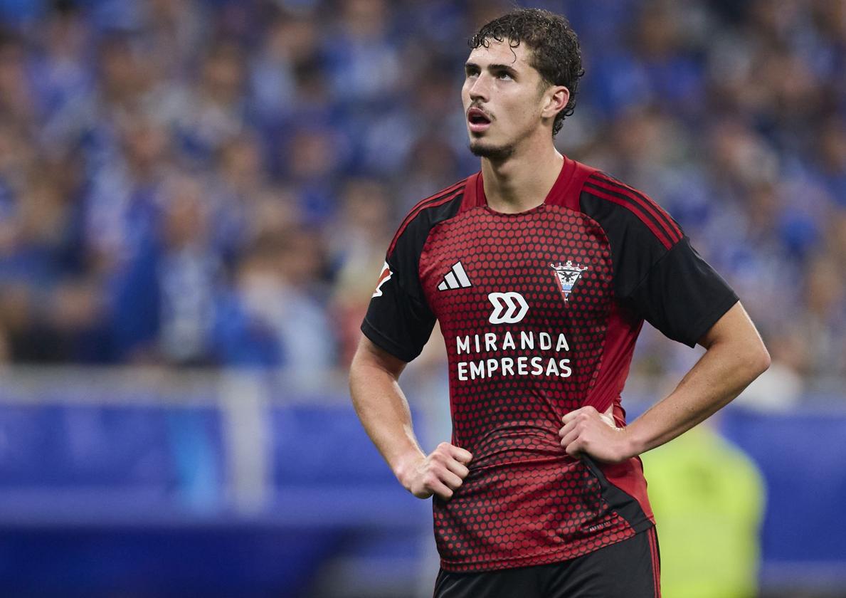 Panichelli se lamenta tras uno de los goles del Oviedo.