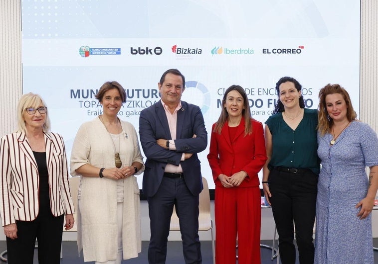 De izquierda a derecha, Lourdes Aedo (directora de 'Jantour' y moderadora del coloquio), Maitane Leizaola, Rogelio Pozo, Nora Sarasola, Edurne García Arrieta y Nerea Irazabal.