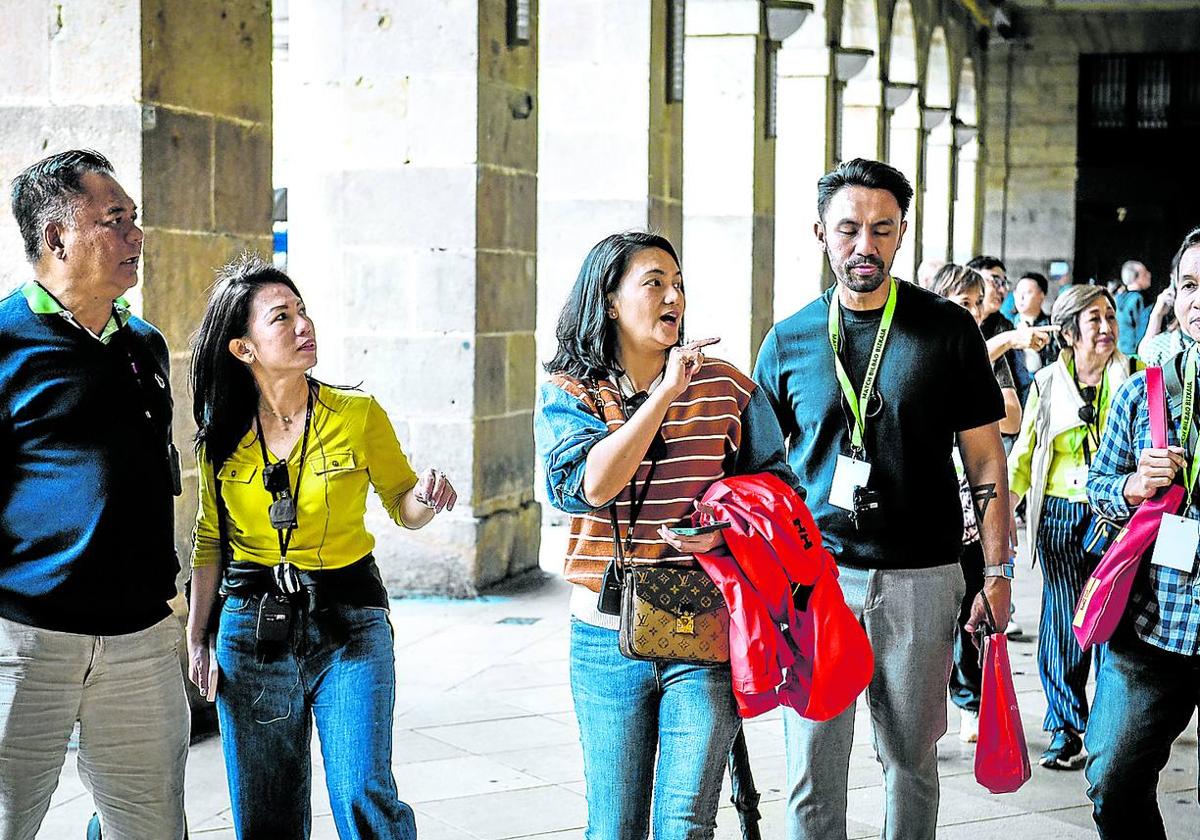 Touroperadores asiáticos recorren el Casco Viejo de Bilbao.