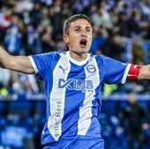 Tenaglia, uno de los capitanes del Alavés, celebra su gol ante la Real Sociedad, determinante para lograr la salvación.