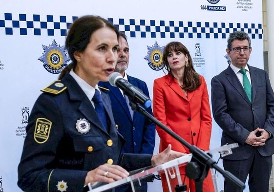 La excomisaria Marian Vidaurre habla ante José Antonio Haro, Maider Etxebarria e Iñaki Gurtubai.