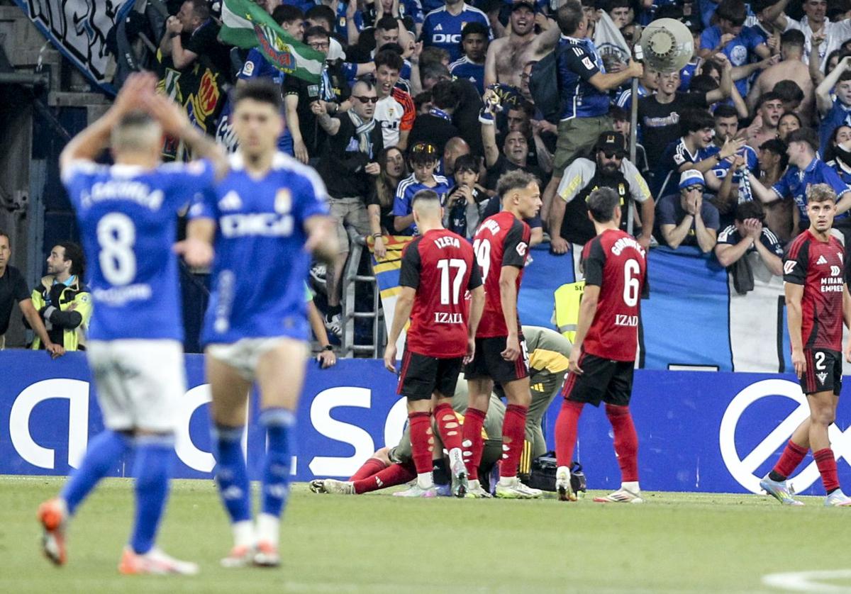 Los rojillos tratan de sobreponerse al segundo tanto del Oviedo.