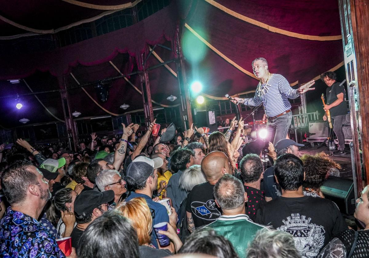 Imagen principal - Wau y los Arrrghs!!!, el concierto favorito de muchos azkeneros. Las Jennys de Arroyoculebro. Las pelucas, señas de identidad de Mambo Rambo.