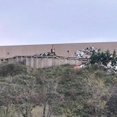 En esta fotografía, que se adjuntó a la denuncia, se pueden observar restos de chatarra desparramados.